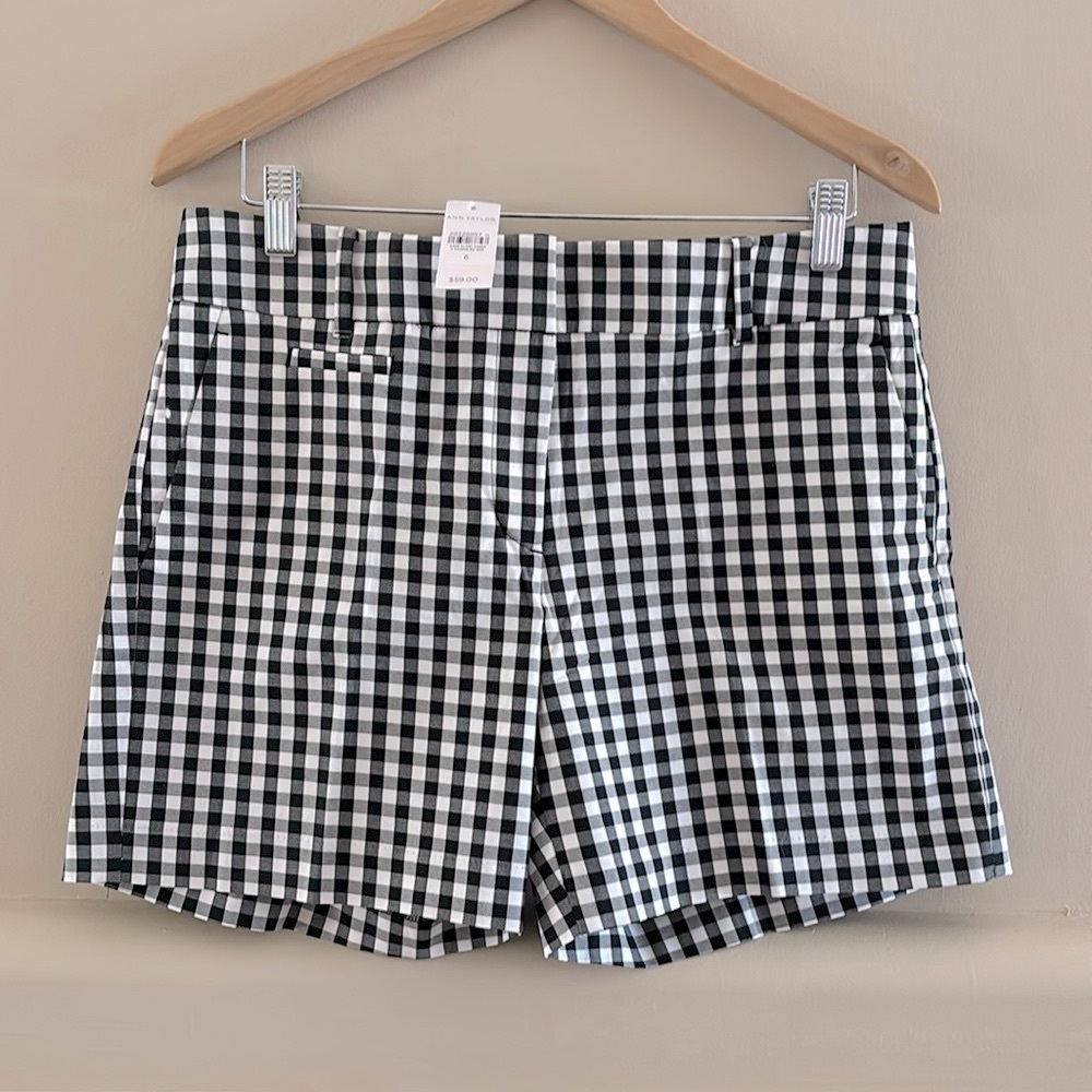 Ann Taylor “The Metro Short”. Black/White. Size 6. NWT. 98% Cotton.